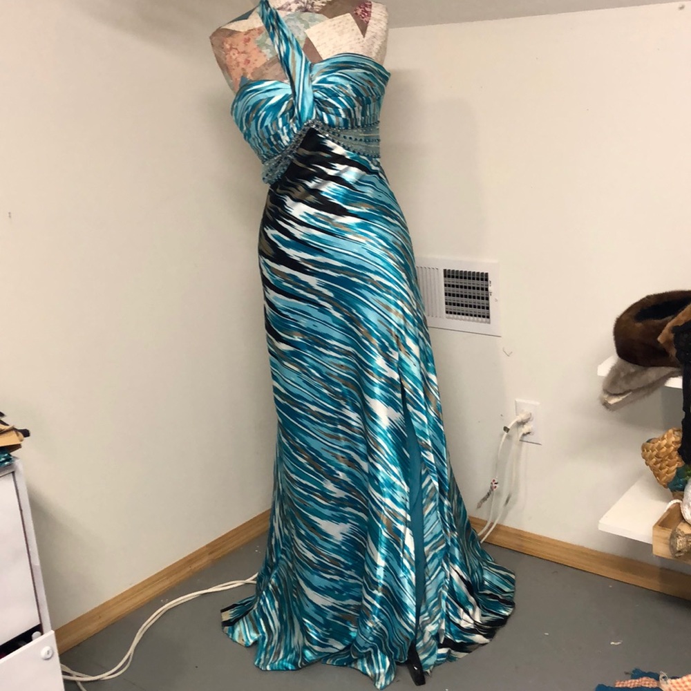 Night Moves Mermaid style prom dress.